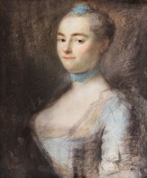 Giovane donna a mezzo busto in abito azzurro