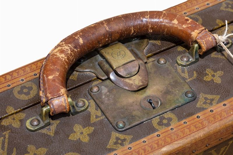 Louis Vuitton - Set di tre valigie in pelle logata di misure diverse,  interno in tela con scomparti removibili (la più grande e la più piccola),  finiture in pelle con dettagli in