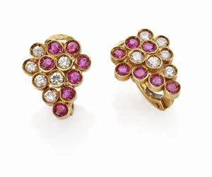 PAIO DI ORECCHINI IN ORO, DIAMANTI E RUBINI