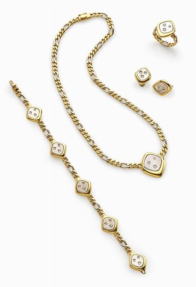 Parure in oro bianco e giallo 18K composta da anello, bracciale, collana e orecchini con diamanti