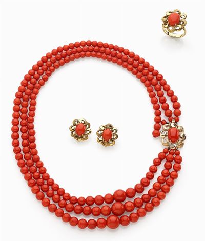 Parure in oro giallo 18K e corallo rosso, composta da anello, orecchini e collana