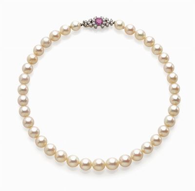 Collana in perle con fermaglio in oro bianco 18K, diamanti e rubini