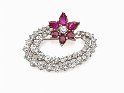 Spilla in platino con rubini e diamanti, circa 4,50 ct di diamanti e 1,80 ct di rubini
