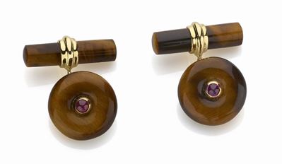 Paio di gemelli in occhio di tigre, oro giallo 18K e rubini cabochon