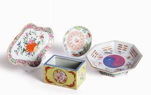 Lot consisting of two backsplashes, a saucer and a container in polychrome porcelain, China, 19th - 20th centuries