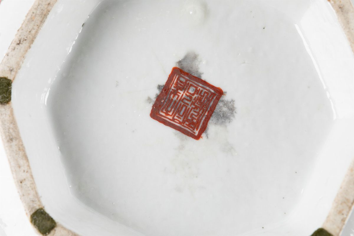 Alzatine e contenitore in porcellana policroma, Cina, XIX - XX secolo