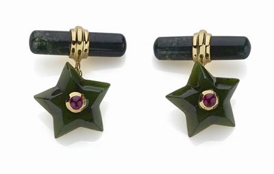 PAIO DI GEMELLI IN GIADEITE A STELLA E RUBINI, ORO GIALLO 18K