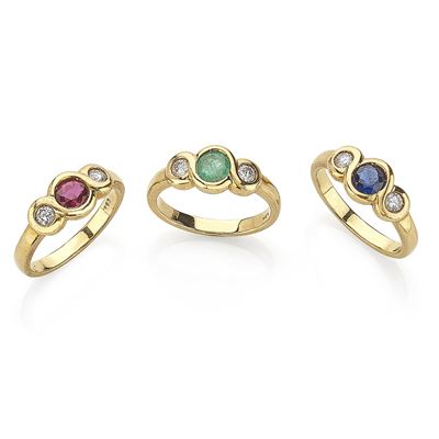 Trio di anelli in oro giallo 18K con diamanti, rubino, smeraldo e zaffiro