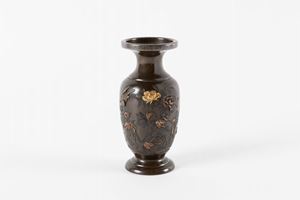 Vasetto in bronzo con decorazioni a rilievo in oro e argento, Giappone Satsuma