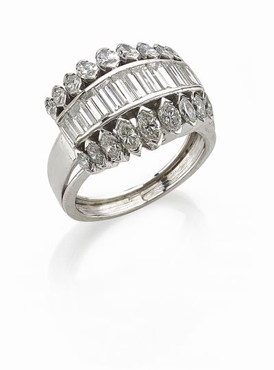 Anello in oro bianco 18K con diamanti taglio baguette e navette