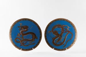 Pair of cloisonné plates with opposing dragons on a blue background, with fine gold decoration on the edge, China late 19th century - early 20th century