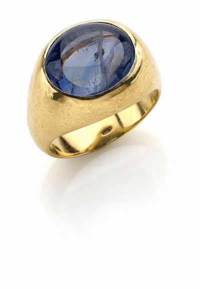 Anello in oro giallo 18K con zaffiro cabochon di circa 14 carati
