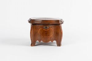 Modelletto di credenza, mossa su tutti e quattro i lati, decori ad intarsi