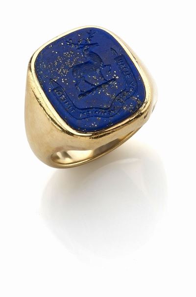 Anello in oro giallo 18K e lapislazzuli con incisione decorativa