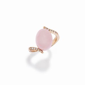 Anello con diamanti e pietra rosa
