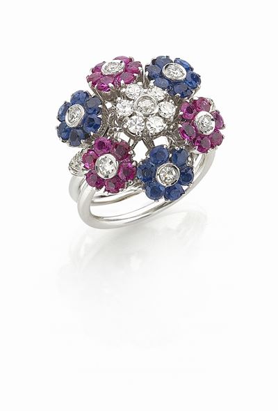 Anello in oro bianco 18K con diamanti, rubini e zaffiri