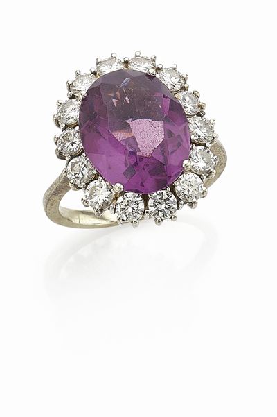 Anello in oro bianco 18K con ametista ovale e diamanti