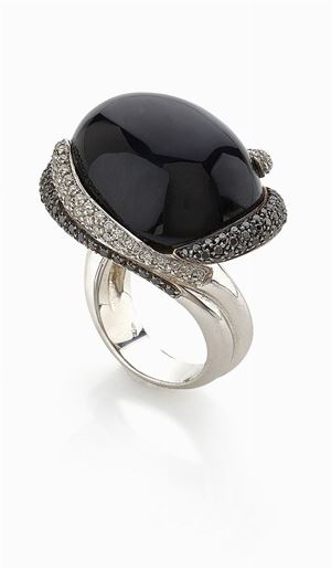 ANELLO IN ORO, PIETRA NERA E DIAMANTI