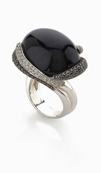 Anello in oro bianco 18K con pietra nera ovale e diamanti neri e bianchi