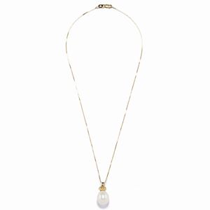 A 18K yellow gold, cultured pearl and diamond necklace