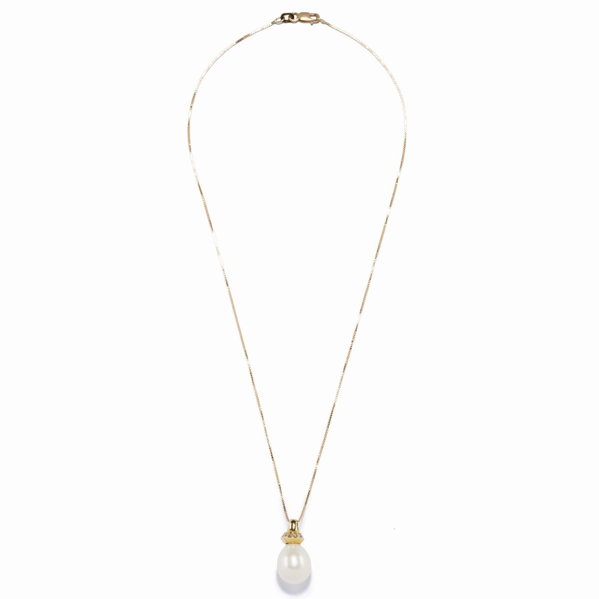 Collana in oro giallo 18K con perla coltivata e diamanti