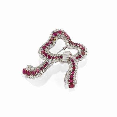 Spilla con rubini e diamanti, in platino e oro bianco 18K