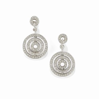 Orecchini pendenti in oro bianco 18K con diamanti taglio brillante, collezione 'Astrale'