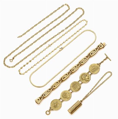 Collezione di gioielli in oro giallo 18K: tre collane, due bracciali e un portachiavi