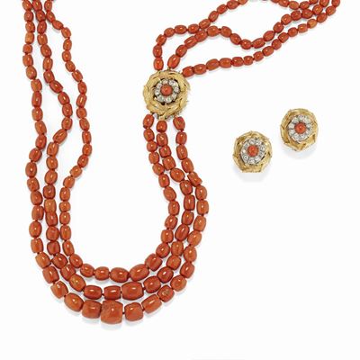 Demi-parure in oro giallo 18K con corallo e diamanti, composta da collana e orecchini