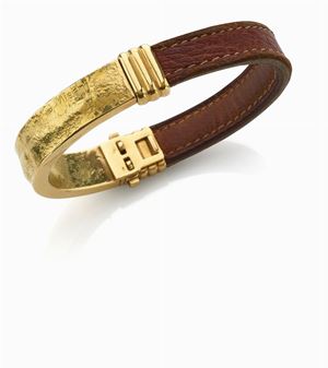 <p class="Corpo"><span style="color:windowtext;mso-ansi-language:EN-US">YELLOWGOLD 18K AND LEATHER B