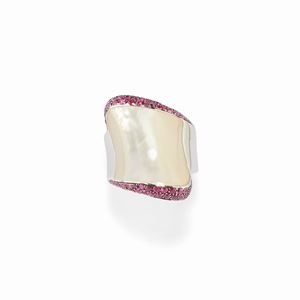  - A 18K white gold, mother of pearl and sapphire ring