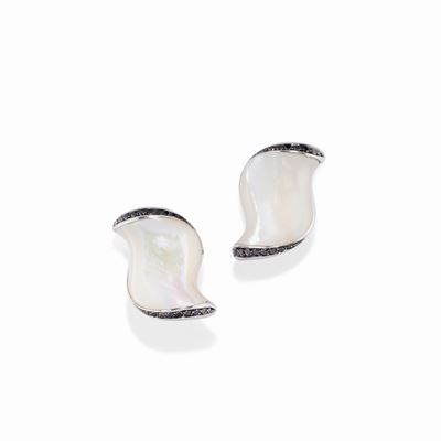 Orecchini, madreperla e diamanti in oro bianco 18K