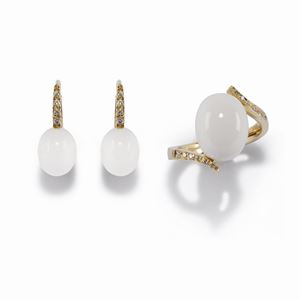A 18K yellow gold with agate and diamond ring and earrings
