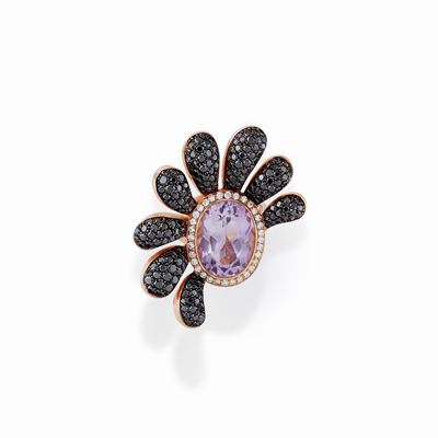 Anello in oro rosa 18K con diamanti neri e ametista ovale briolette