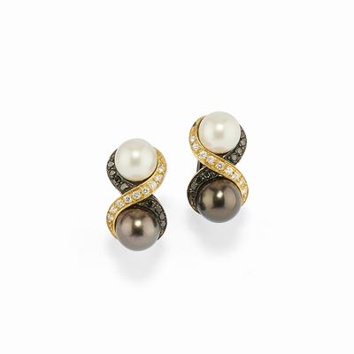 Orecchini in oro giallo 18K con perle e diamanti incolori e neri