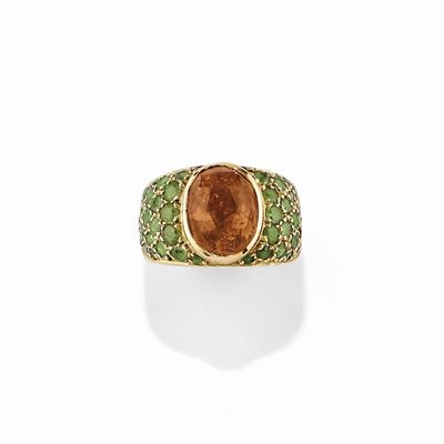Anello in oro giallo 18K con quarzo sfaccettato e pietre verdi
