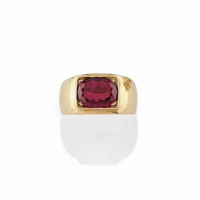 Anello, oro giallo 18K con pietra rossa sintetica a taglio ovale