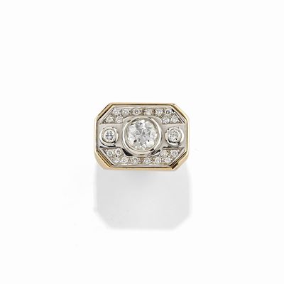 Anello in oro bicolore 18K con diamante centrale di ct 2,50