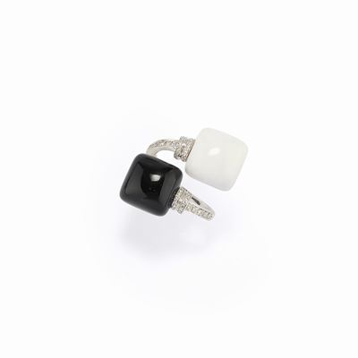 Anello in oro bianco 18K con diamanti, agata e onice