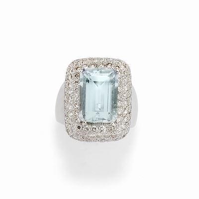 Anello con acquamarina taglio smeraldo di circa 7,70 ct e diamanti in pavé di circa 3,00 ct, oro ...