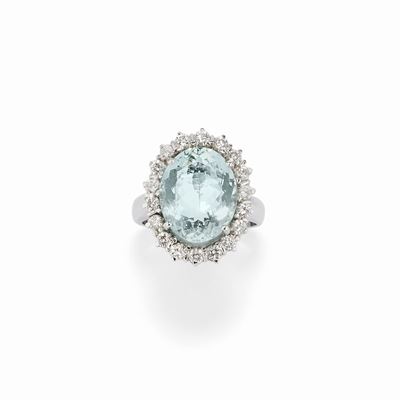 Anello in oro bianco 18K con acquamarina ovale di ct 7,20 e diamanti taglio brillante
