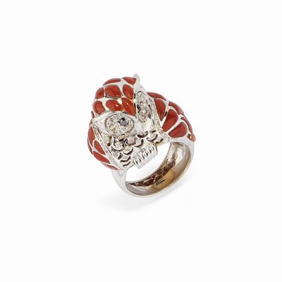 Anello con forma di gufo in oro bianco 18K, diamanti e corallo