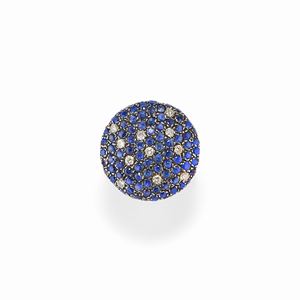 A 18K yellow and burnished gold, sapphire and diamond ring