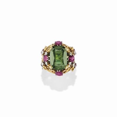 Anello in oro giallo 18K con tormalina verde, rubini e diamanti