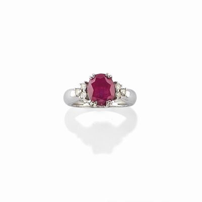Anello in oro bianco 18K con rubino ovale di ct 1,00 e diamanti taglio brillante di ct 0,20