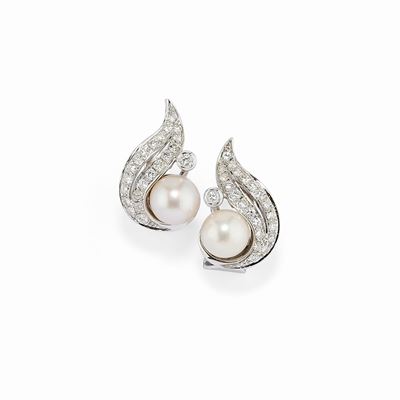 Orecchini in oro bianco 18K con perle coltivate e diamanti