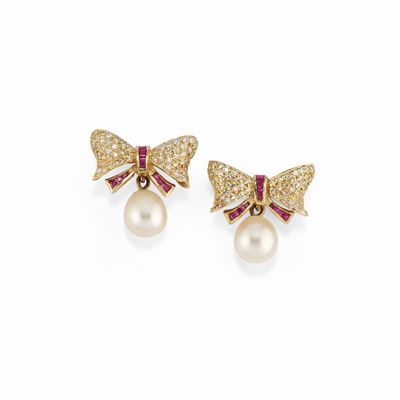 Orecchini in oro giallo 18K con perle, rubini taglio carré e diamanti