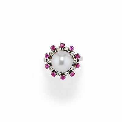 Anello in oro bianco 18K con perla grigia, diamanti e rubini