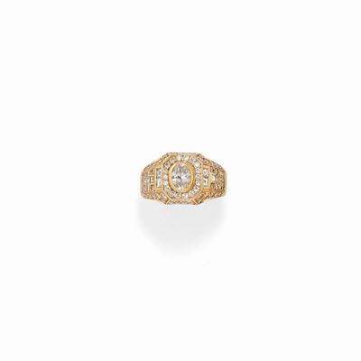 Anello, oro giallo 18K con diamanti taglio huit-huit, carré e ovale, circa ct 1,50