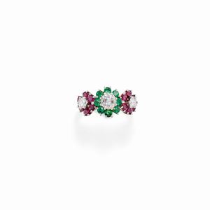  - Anello con rubini, smeraldi e diamanti